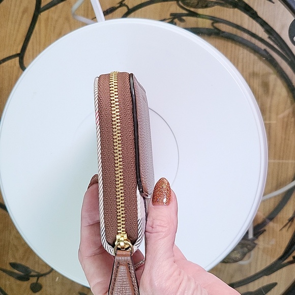 Like New Burberry House Check Derby Leather Elmore Wallet - Picture 10 of 12